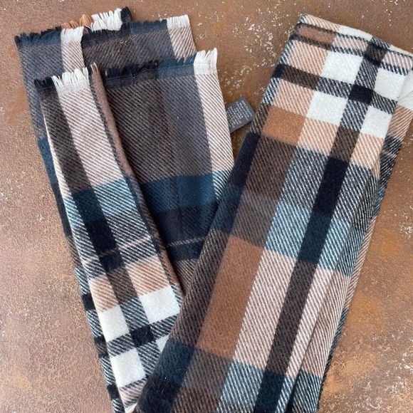 Soft and warm Vince Camuto plaid scarf in blue and brown - Picture 1 of 6